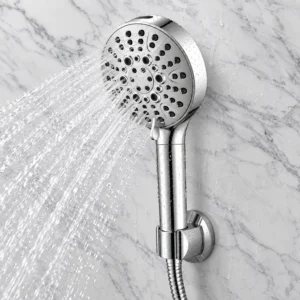 Ducha filtrante Finefilt SHF31 instalada y expulsando agua