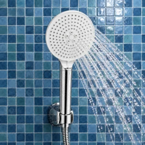 Ducha filtrante Finefilt SHF59 instalada y expulsando agua